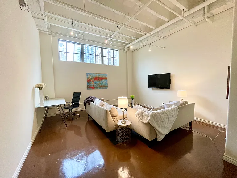 312 W 5th St #201 — Photo 6
