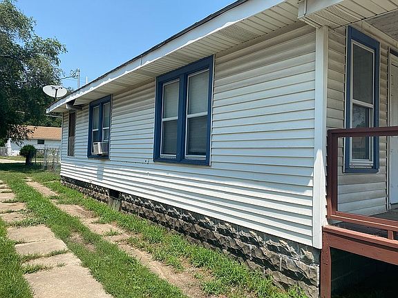 4th image of 213 E 15th St