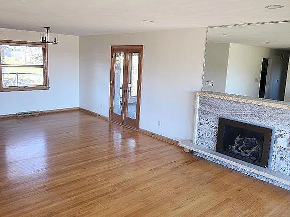 4th image of 315 River Rdg