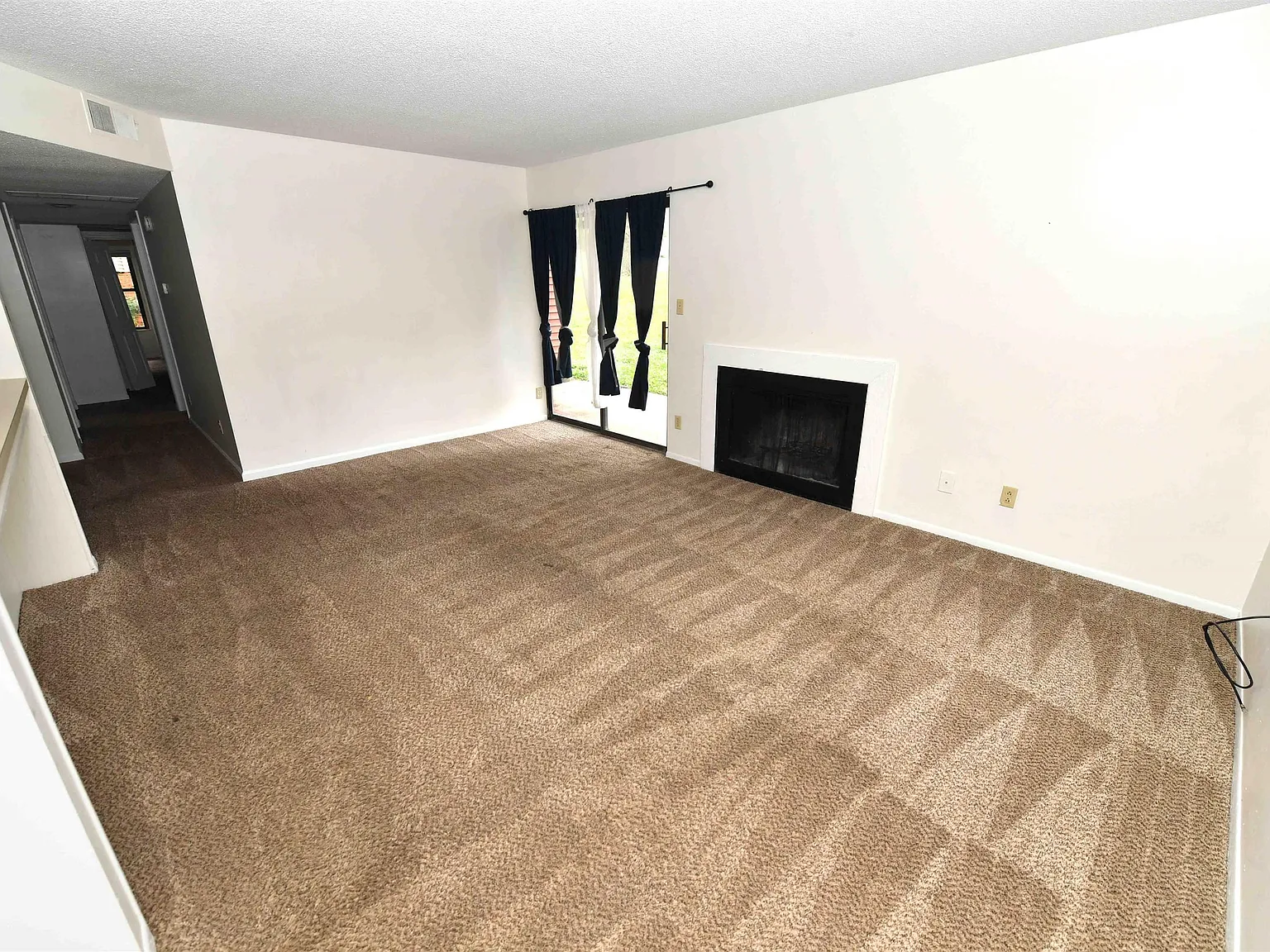 3 bed, 1.0 bath, 1200 sqft, $1,250 — Photo 2