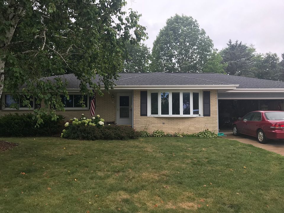 1st image of 907 E Kilbourn Ave