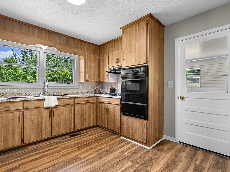 1852 Skyland Dr — Photo 5