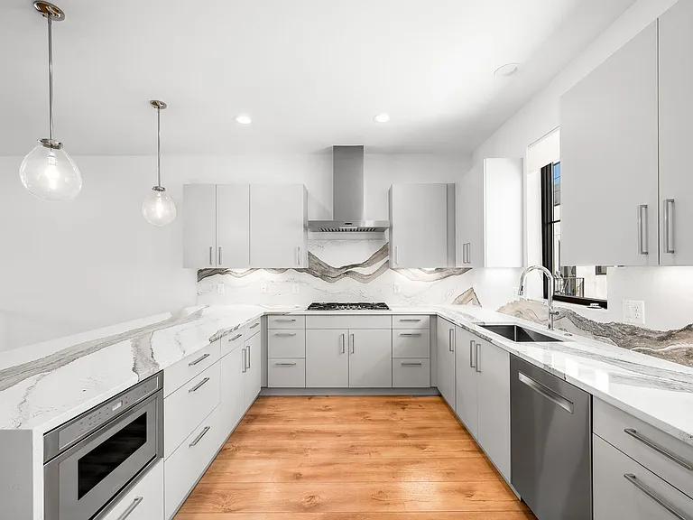 4263 E 8th Ave — Photo 3