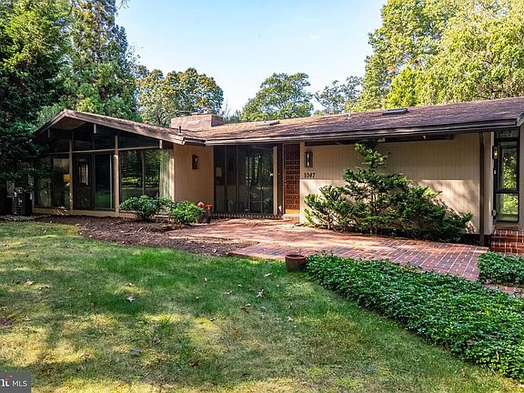 3rd image of 1047 Imperial Dr