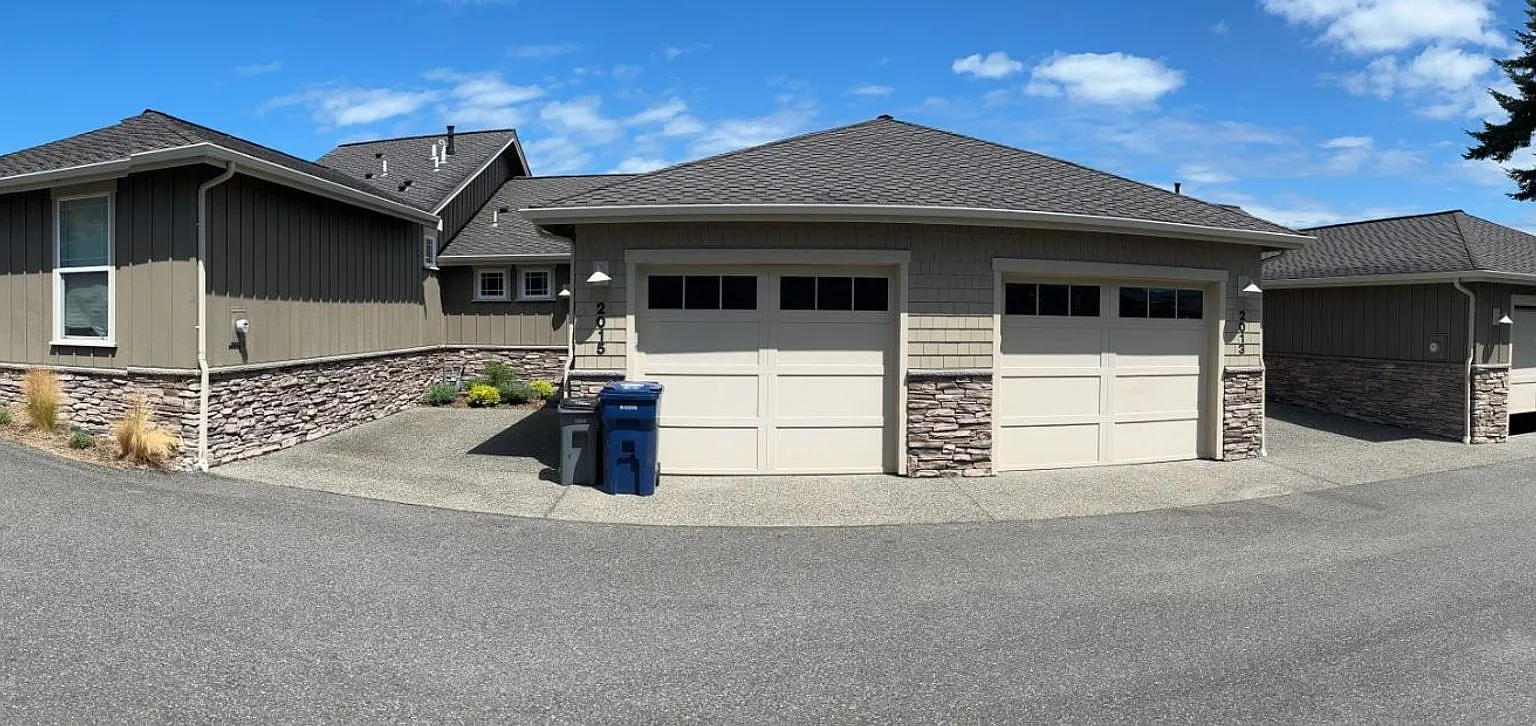 End Unit, 3 Bed, 2.5 Bath PLUS Bonus Room, Anacortes — Photo 2