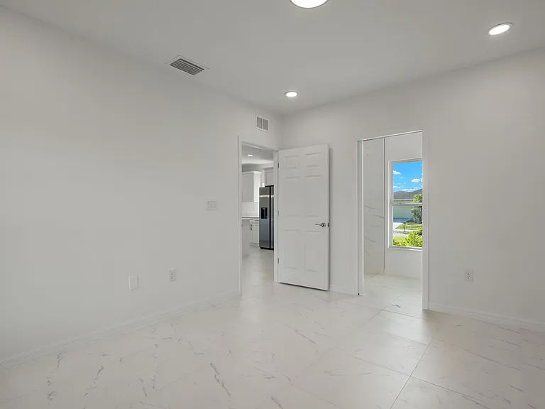 748 Foxtail St E — Photo 9