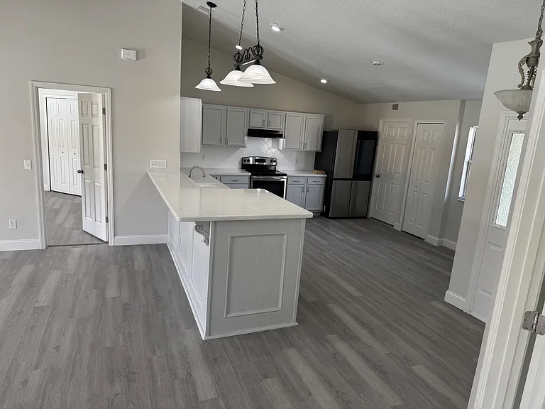 902 Fort St NW — Photo 2