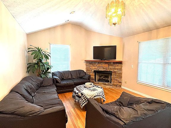 4th image of 138 Village Cir