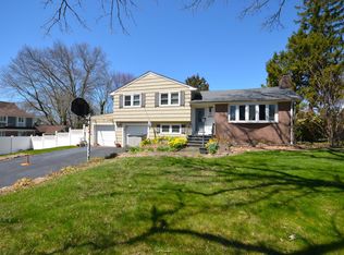 60 Homeland St, Fairfield, CT 06825