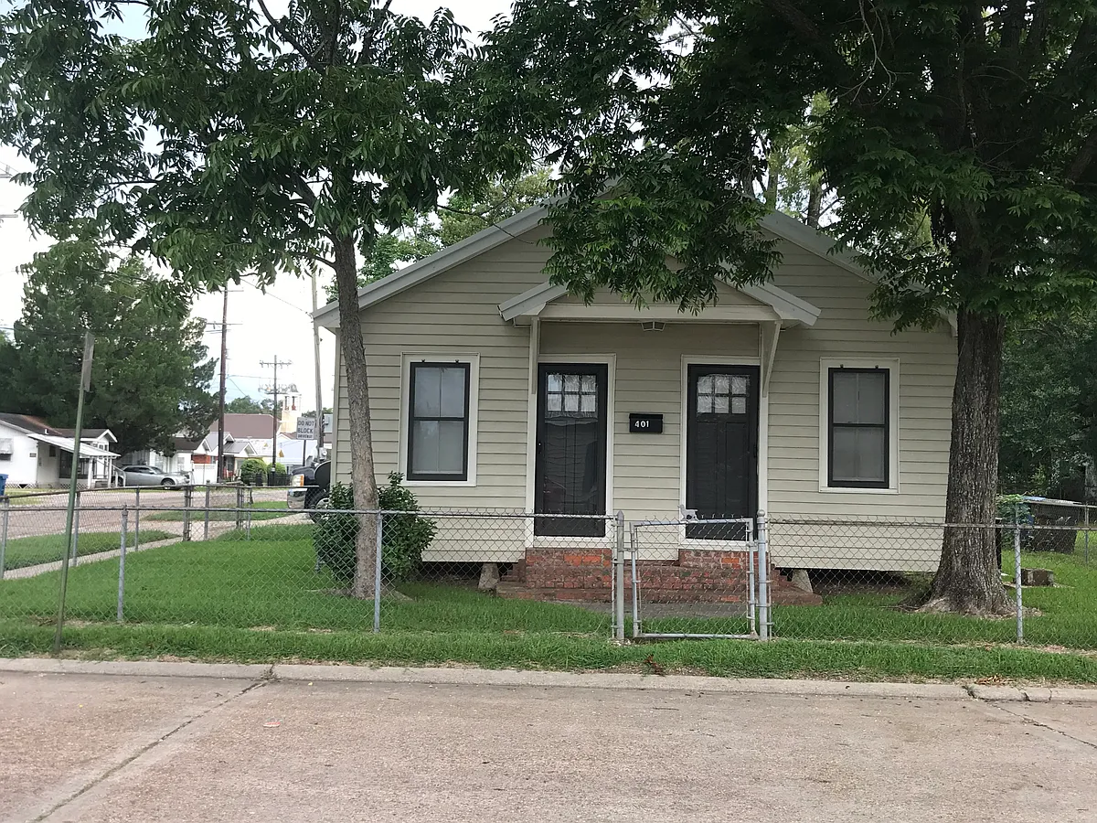 Building Photo - 401 Daigre St