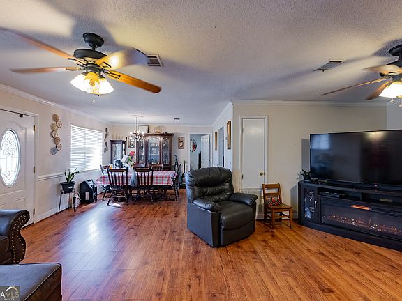 5th image of 107 Maynard St