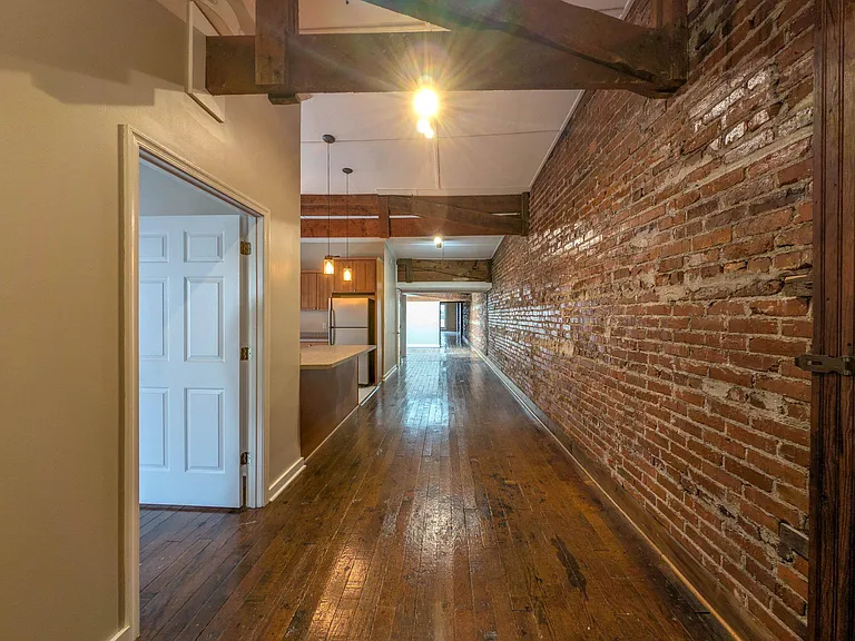 112 E Cameron St — Photo 2