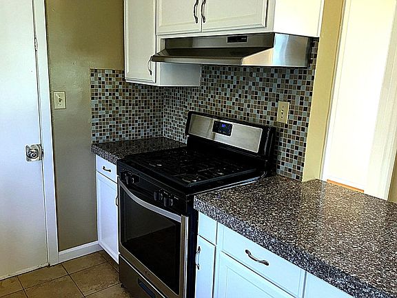 3rd image of 736 Acacia Ave