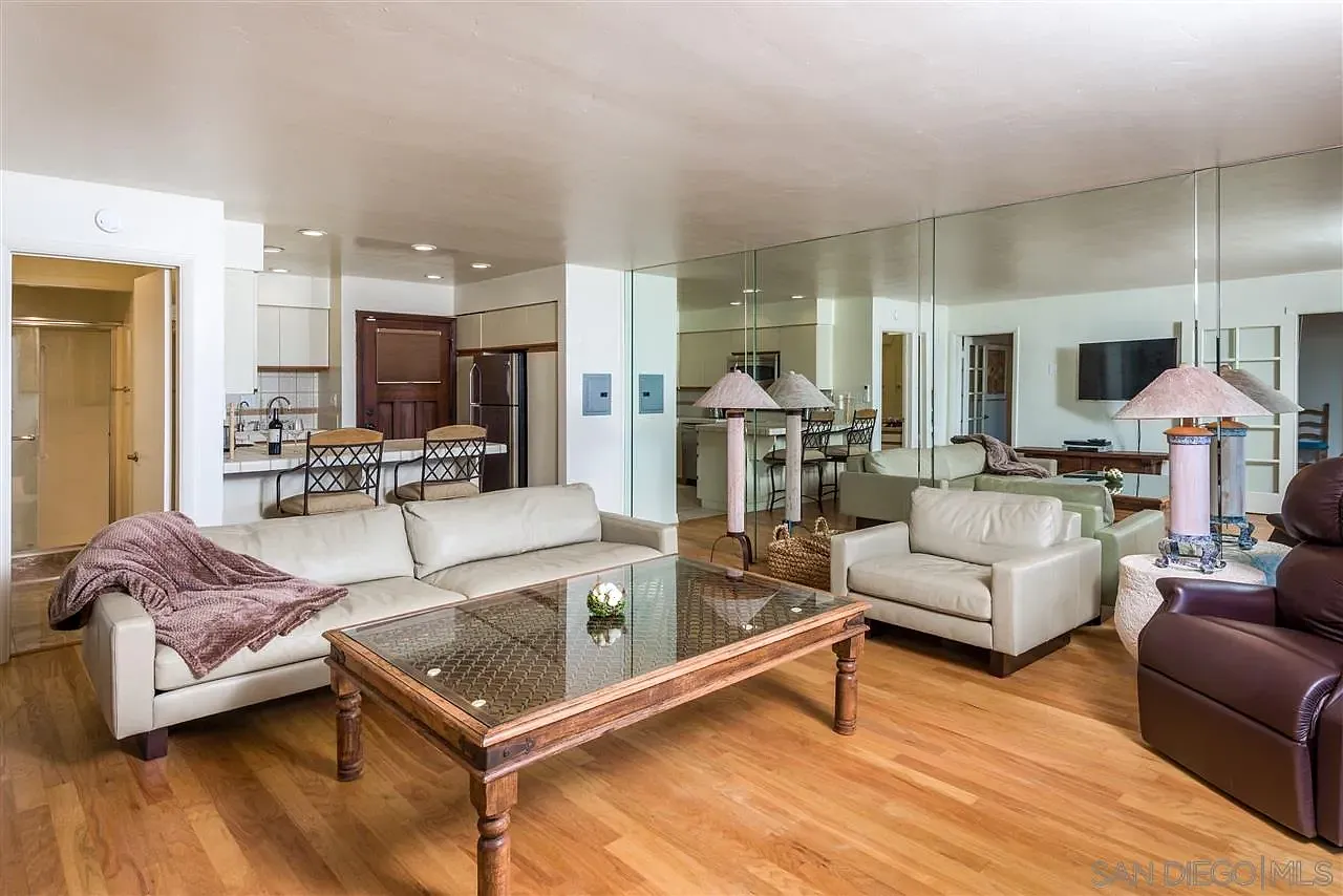 1 bed, 2.0 bath, 900 sqft, $7,900 — Photo 3