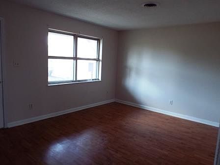 3rd image of 3911 Brookcrest Dr NE