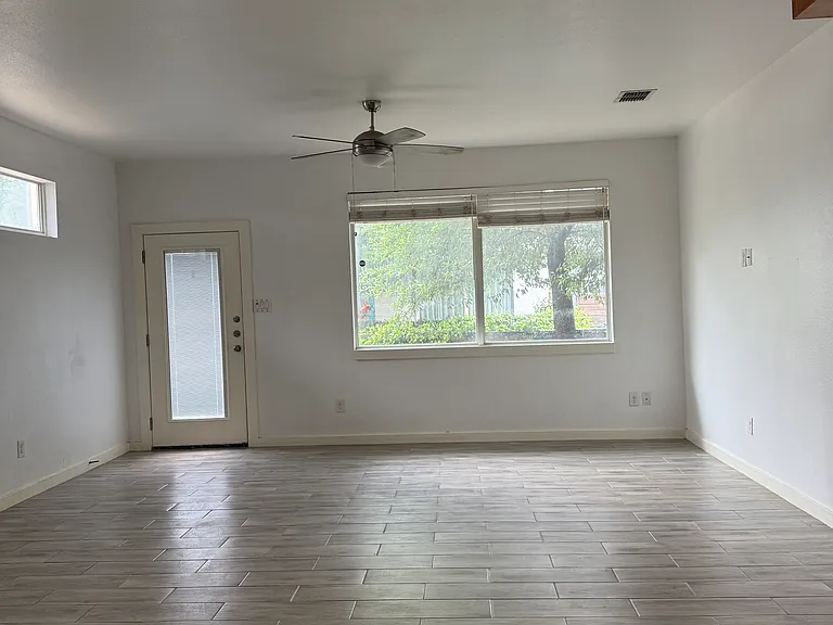 913 Ogden St — Photo 3