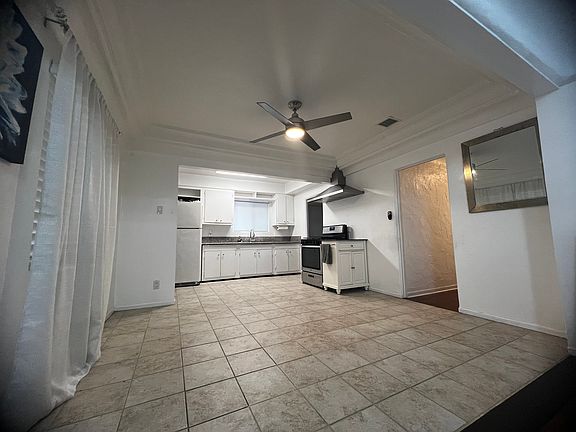 4th image of 2829 S Holt Ave