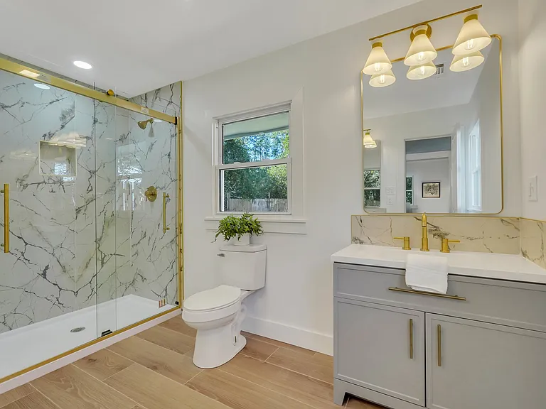 Master Bath w/ 2 separate Vanities