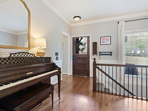 5th image of 4010 Meadowood Dr