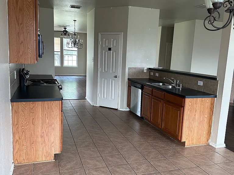 1411 Bankston Dr — Photo 24