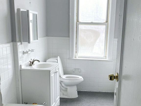 4th image of 129 Scofield St APT 10