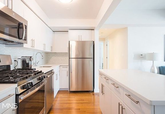 4th image of 27 Albany Ave APT 701