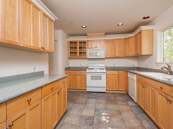 2nd image of 1263 Holly St APT B