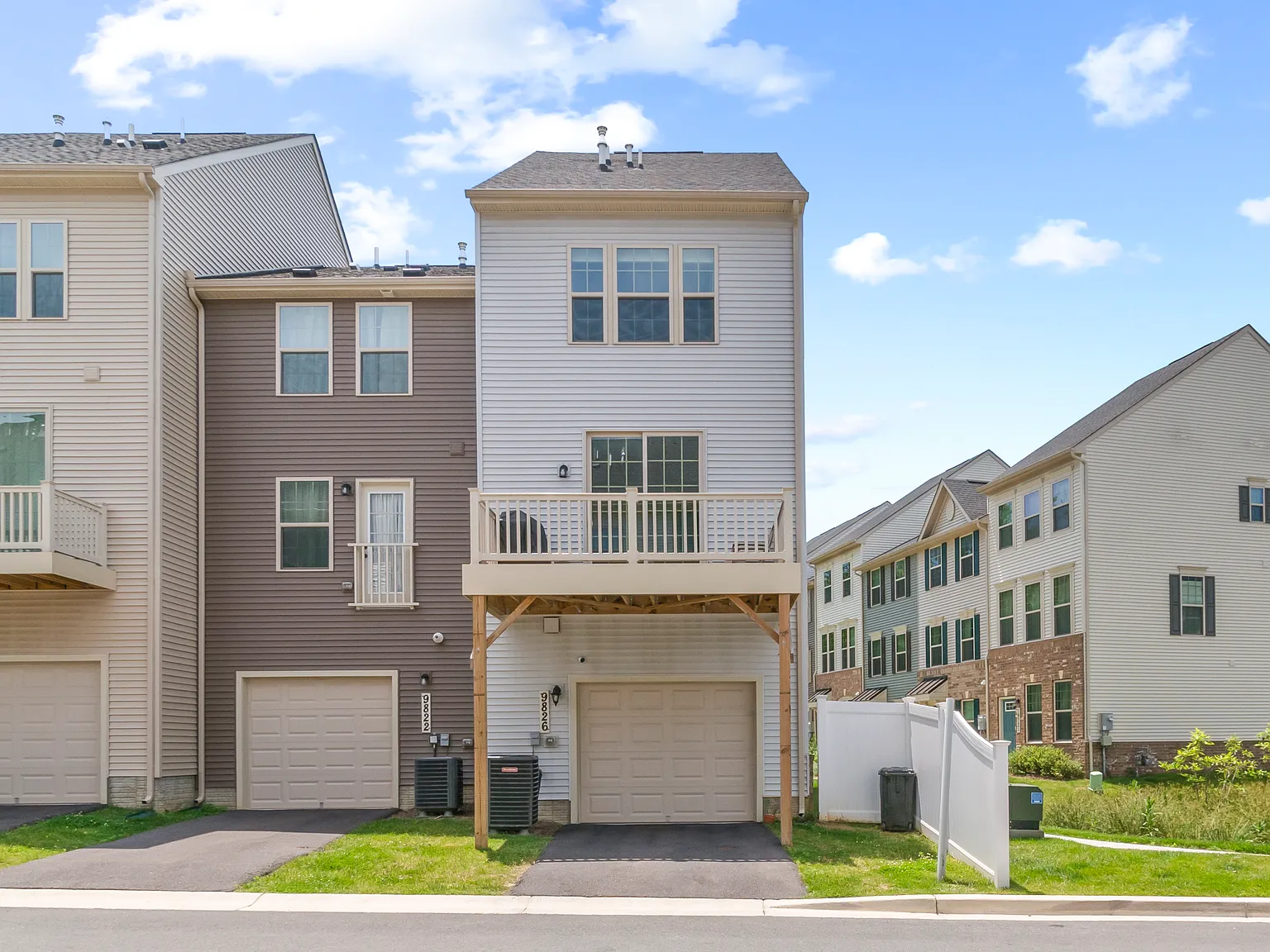 3 bed, 3.5 bath, 1600 sqft, $3,050 — Photo 2