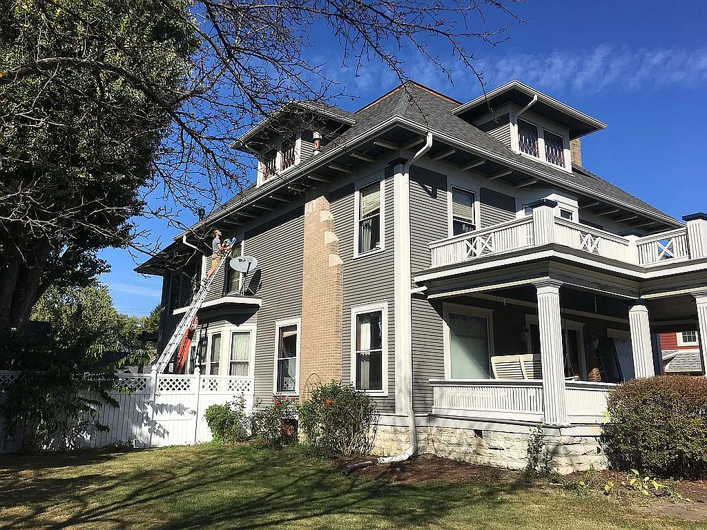 47 W Washington St photo 1