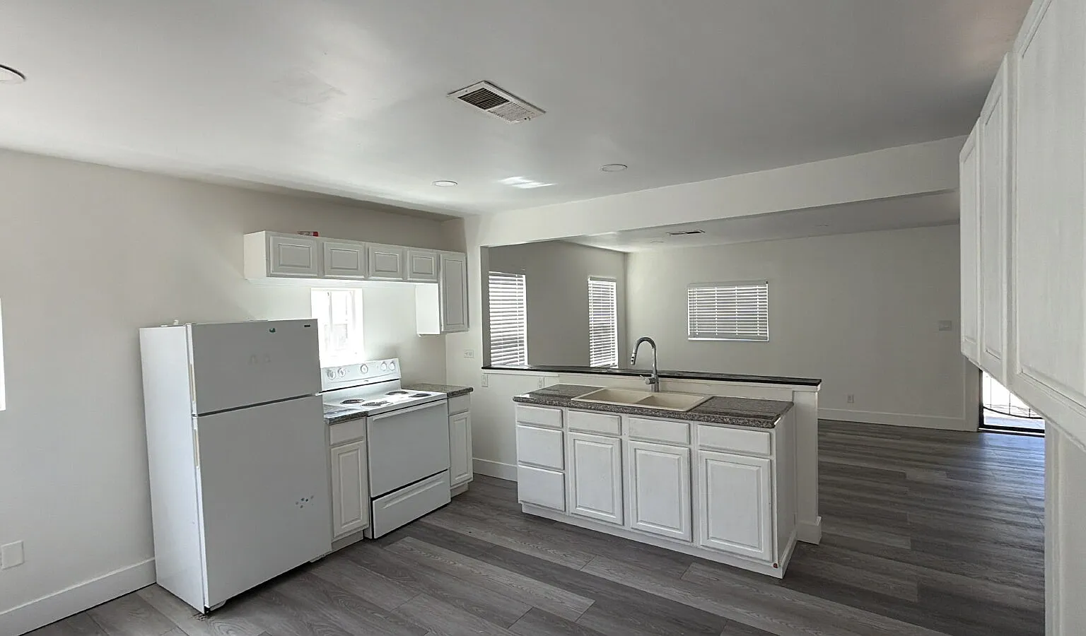 2 bed, 1.0 bath, 938 sqft, $1,600 — Photo 2