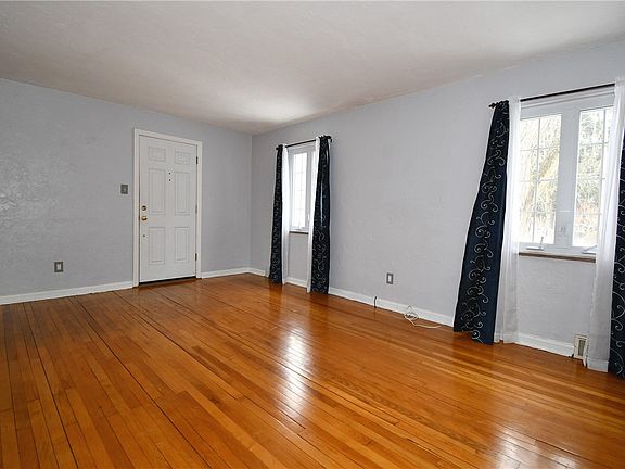 3rd image of 905 Rockwood Ave