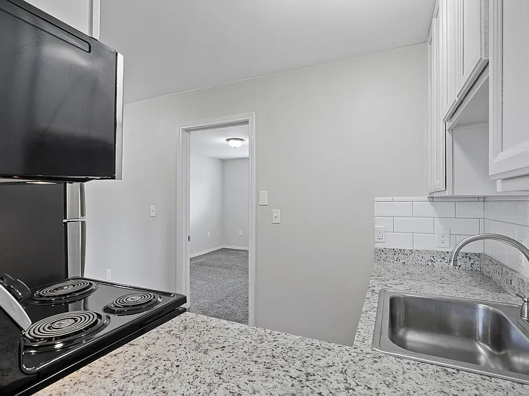 Oak Street Flats: Ranch Style Fully Remodeled Come Check Us Out — Photo 9