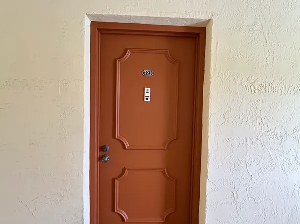 7975 SW 86th St APT 223, Miami, FL 33143