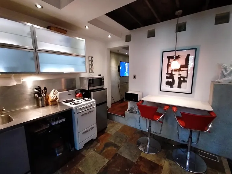 8657 Lookout Mountain Ave — Photo 6
