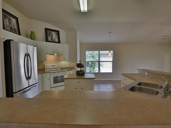 5th image of 6823 Amici Ct