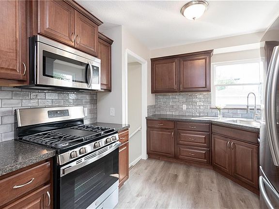 3rd image of 7903 Whittington Dr