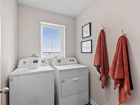 5th image of 1052 Maywood Ln