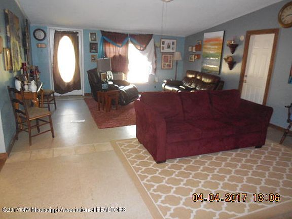 2nd image of 909 Peppertree Ln