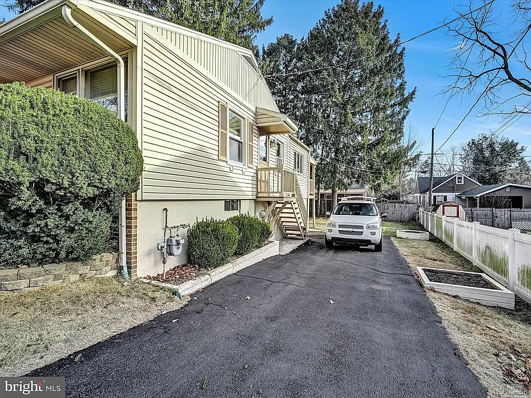 121 Norman St — Photo 5