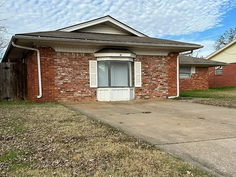 621 Lotus Ave — Photo 2