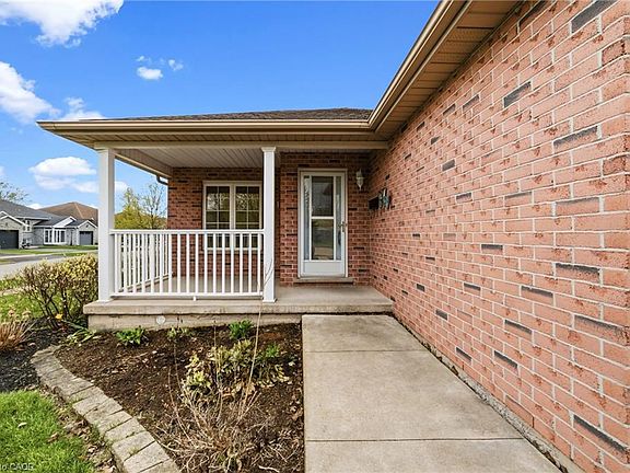 4th image of 296 Autumn Cres
