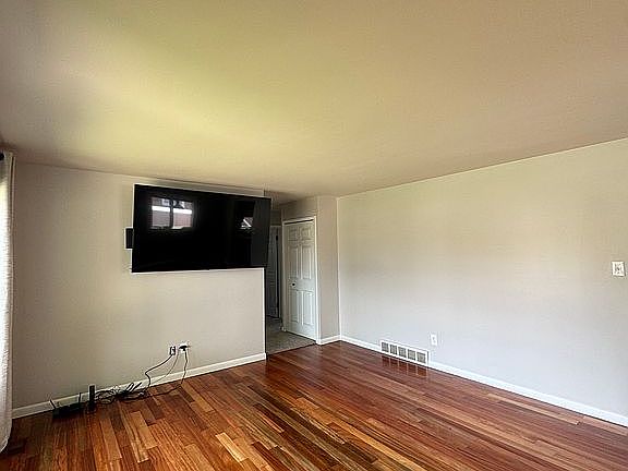 5th image of 32761 Merritt Dr