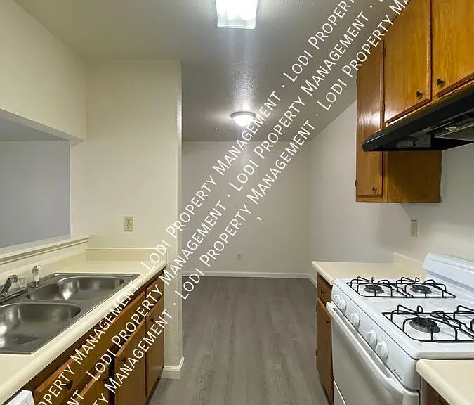 511 Almond Dr #10 — Photo 9