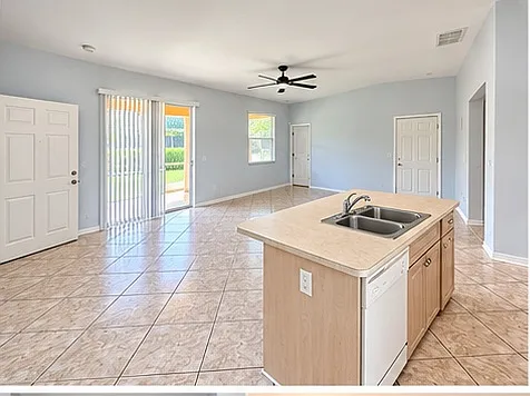 3 bed, 2000 sqft, $2,200 — Photo 2