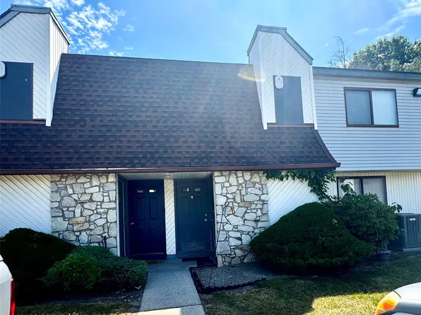 218 Pointe Circle #218, Coram, NY 11727