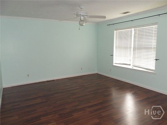 3rd image of 6 Peach Ct