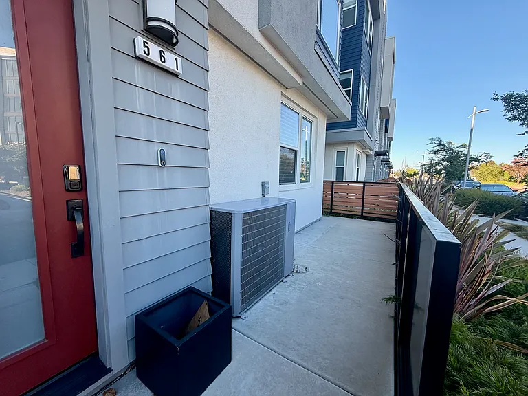 561 Pilgrim Dr — Photo 2