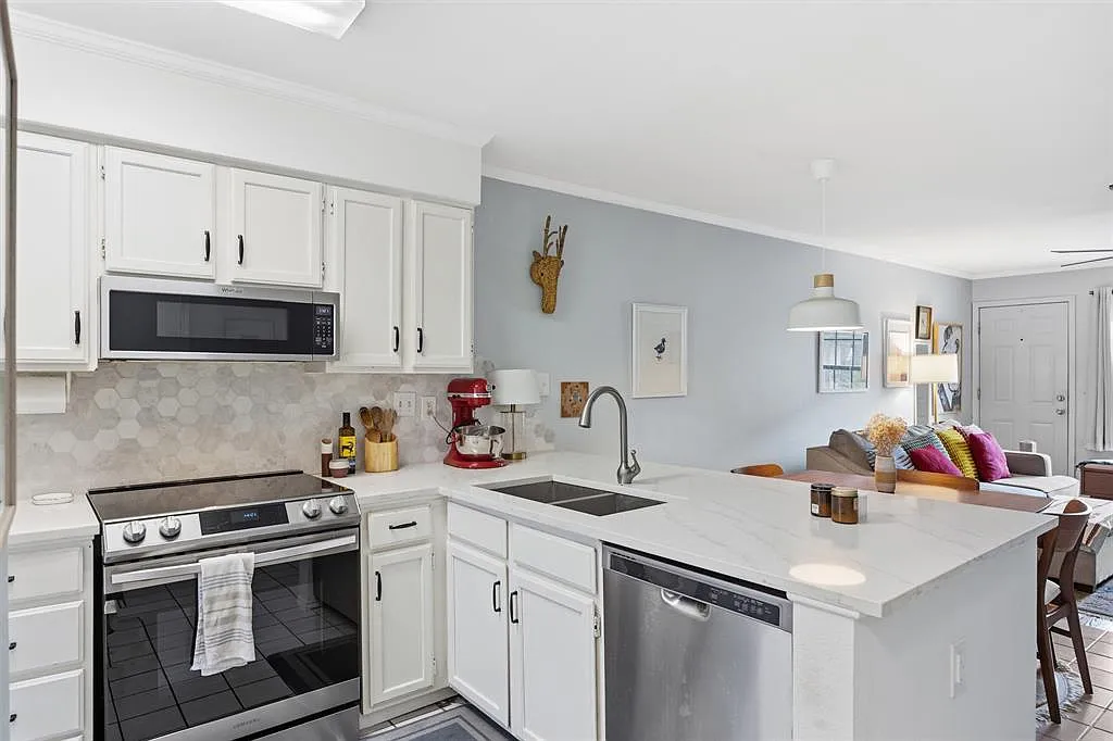 2 bed, 977 sqft, $2,350 — Photo 2