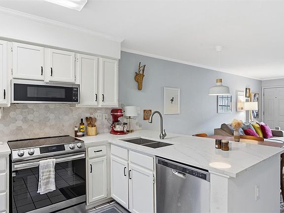 2nd image of 2215 Post Rd APT 1018