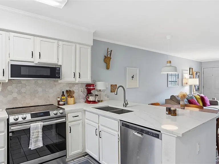 2215 Post Rd #1018 — Photo 1